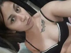 Schattige Argentijnse nimf Marcelle pijpt haar vriendje en laat hem de orale seks filmen