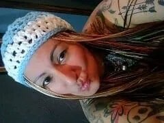 Lekkere getatoeëerde blondine Martina uit Argentinië nam een thuisvideo op waarin ze haar slipje opzij gooide en haar poesje masturbeerde om naar haar vriend te sturen