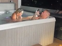Mimi Boliviana neukt in de hydromassage