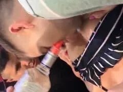 Een nieuwe manier om Tequila te drinken door aan de prachtige tieten van deze perfecte blondine te zuigen