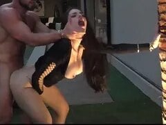 Brena Barbosa neukt in de tuin met haar vriendin en de ondeugende gringo
