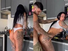 Mooie Polly Persch heeft staand seks in de keuken