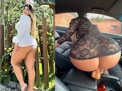 Masturbeert in de auto met een rubberen pik