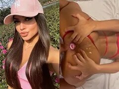 Heerlijk kontje Lizy Donato neukt op handen en voeten met een anaalplug in haar aars