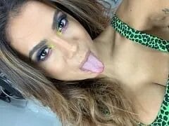 Anitta, een heerlijke beroemdheid, pronkte met haar hete lijf door haar broek naar beneden te trekken en een reeks bewegingen te laten zien.