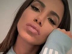 Heerlijke Anitta met de gigantische kont zat op verschillende momenten op handen en voeten te pronken met haar talent