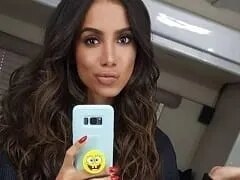 In quarantaine deed Anitta een live workout in bikini, waarbij ze haar strakke lichaam liet zien en sexy bewegingen maakte.