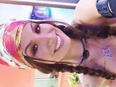 Roze Mond was in een laag uitgesneden jurk en zeer gedurfd, rolde haar prachtige kont in een geproduceerde video