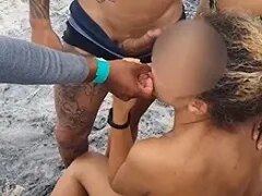Liberale koppels neuken en barbecueën op het strand