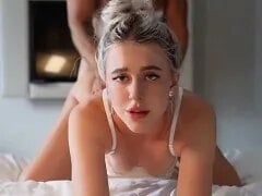 Blonde GP met blauwe ogen geeft haar strakke kutje