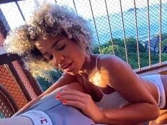 Izadora Lina pijpt op het balkon van het motel in amateurvideo