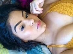 Een zeer hete brunette, maakte een pikante live in haar onderbroek, pronkte met haar grote bips en sensualiseerde.
