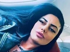 Brunette muze van de staat Bahia, zit in quarantaine en maakt video’s waarin ze naakt rondrolt en haar dikke billen laat zien.