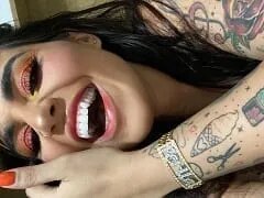 Delicious Perlla liet zien dat ze nog steeds hot is in een live video, waarbij ze haar enorme kont in het rond rolde en een foto van haar borsten liet uitlekken