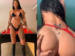 Polly Persch neukt op een jetski in de lagune