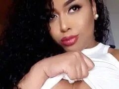 Prachtige rondborstige brunette Suellen pronkt met haar lingerie en gaat dan op handen en voeten zitten om haar vriendje met olie over haar billen te laten wrijven