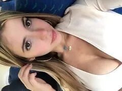 Een hete blondine met een enorme kont, pronkt met haar halfnaakte lichaam in string