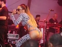 Heerlijke Anitta gaf een show in een broek met haar billen bloot en rolde over de vloer om haar prachtige kont te laten zien