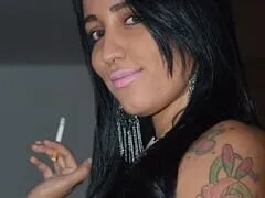 Tattooed Marvellous Brunette Zoog de klant, ging op handen en voeten en zoog op zijn lul