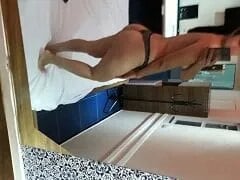 Heerlijke magere brunette ging naar het motel met haar partner en nam een video op met een hard pak slaag