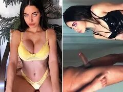 Een sensuele jonge vrouw die zuigt tot ze veel sperma heeft doorgeslikt.