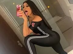 Funks lekkerste brunette, rolde rond terwijl ze zich verzorgde in haar badkamer en werd sexy