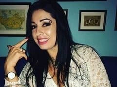 Brunette Porno Muze ging naar de badkamer en stopte slagroom in haar kont om het er later allemaal uit te gooien