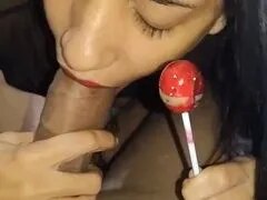 Heerlijke brunette pijpt een lul met een lolly