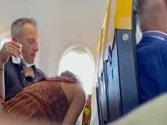 Ondeugend meisje betrapt terwijl ze de kroon afzuigt in het vliegtuig