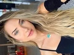 Singer-songwriter uit Minas Gerais die het nieuwe BBB-zusje is, pronkt met haar gewaagde doktersoutfit terwijl ze rondrolt.