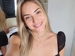 Blonde zangeres liet voor het eerst boobies zien in het huis