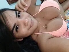 20-jarige Beth pronkt met haar grote borsten en hete kont in zelfgemaakte video en foto’s
