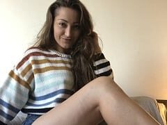 Dani Daniels Heerlijke pornoactrice uit het Verenigd Koninkrijk op handen en voeten op de sofa, met haar kont rollend en haar kutje showend