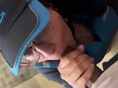 Amazon bezorgster pijpt zwarte klant