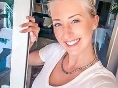 Blondie Te Schitterende Duitse Zoog Haar Vriendje Talentvol en Stuiterde Op Zijn Pik Tot Hij Binnen Kwam