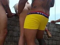 Getrouwd blondje neukt drie vriendinnen op het balkon en cuckold filmt het