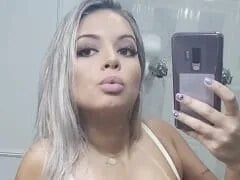 Prachtige blondine en callgirl Mayara deed een heerlijke en sexy strip waarin ze haar grote lichaam en grote borsten liet zien