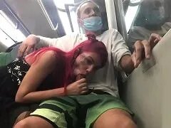 Jong meisje in de metro pijpt haar vriendje – photoacompanhantes