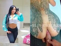 Nymfet slet Neca Santos neukt op handen en voeten terwijl ze haar kont geeft