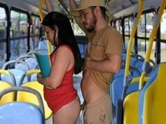 Seks in de bus, chauffeur vervult fetisj van neuken met ondeugende jonge student in de bus