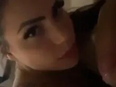Ondeugend getatoeëerd meisje dat nat gepijpt wordt