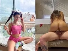 Zelfgemaakte porno met voormalige Carrossel actrice die seks heeft met haar vriend op de bank in de woonkamer
